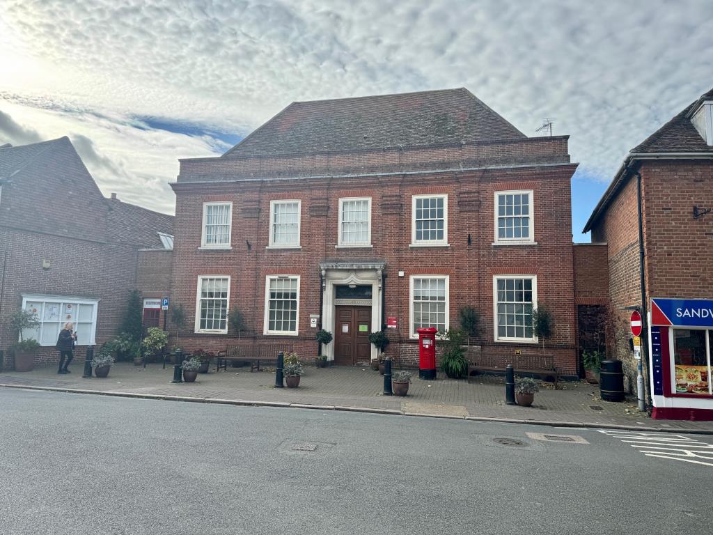 Lot: 44381 - TO BE OFFERED IN OUR DECEMBER AUCTION UNLESS SOLD PRIOR FREEHOLD PREMISES IN CENTRAL LOCATION WITH PARKING - Front of property